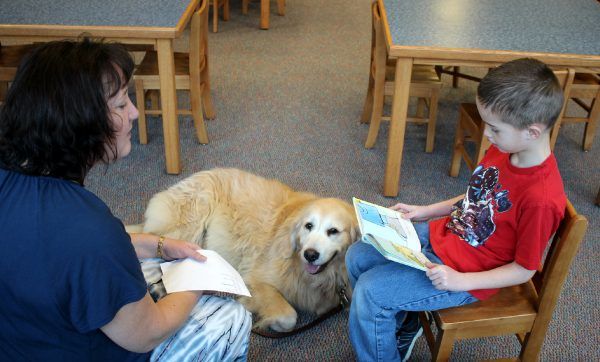 picture of student reading to therapy dog