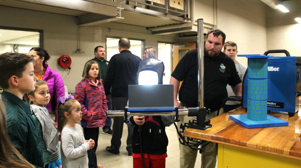 kids using welding simulator at Innovation Center 