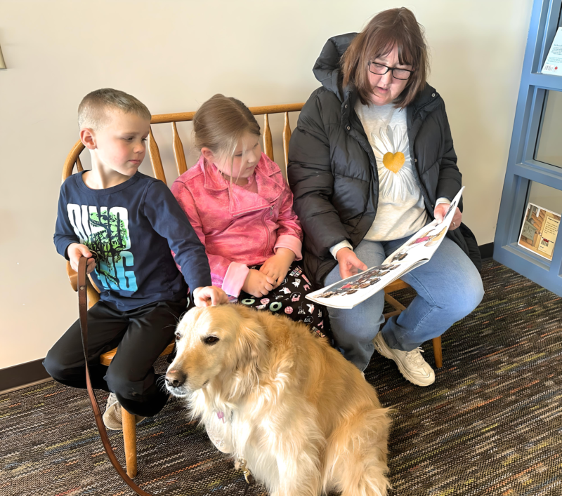 kids reading to Sugar